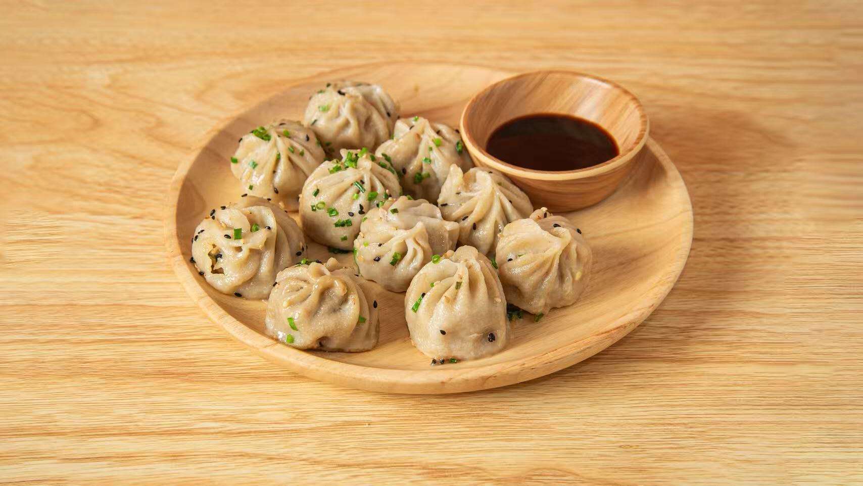 Bao vapeur classiques avec sauce soja et ciboulette