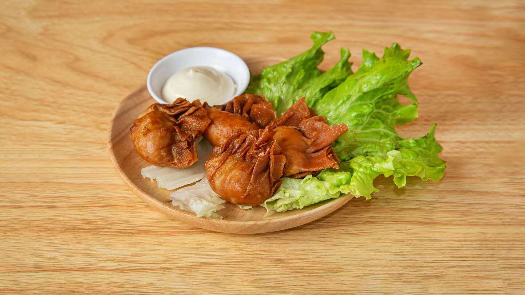Wonton frits croustillants avec salade et mayonnaise