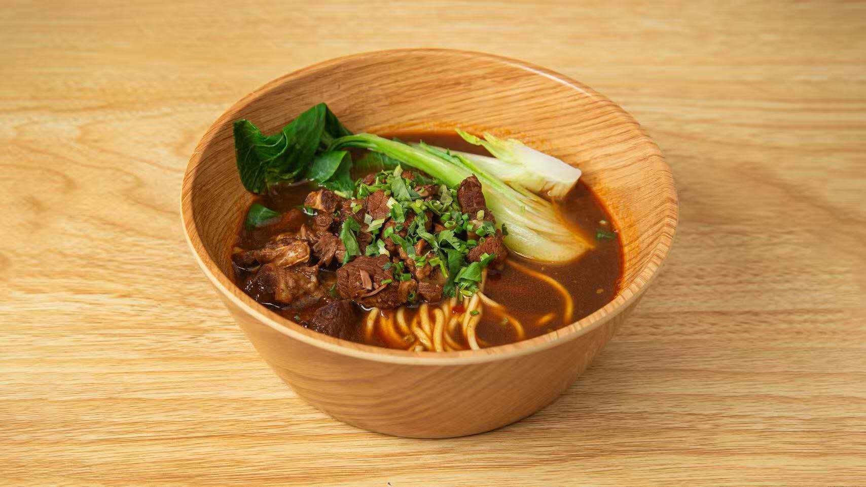 Bouillon de boeuf aux nouilles avec bok choy