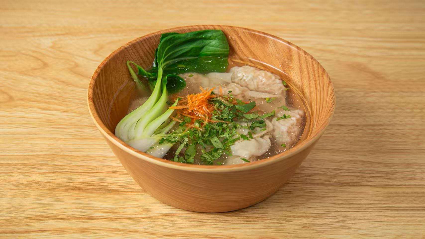 Bouillon de wonton avec bok choy et carottes