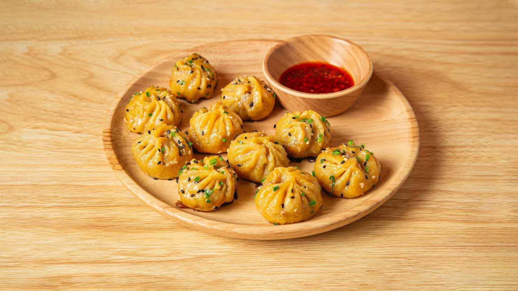 Bao jaunes au curcuma avec sauce piment et ciboulette