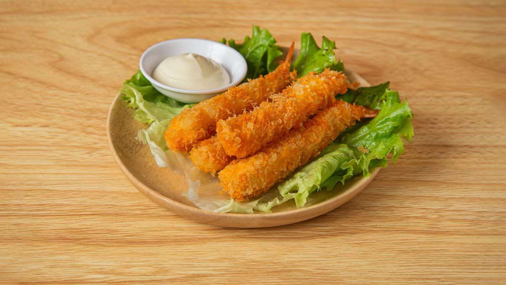 Tempura de crevettes panko avec salade et mayonnaise