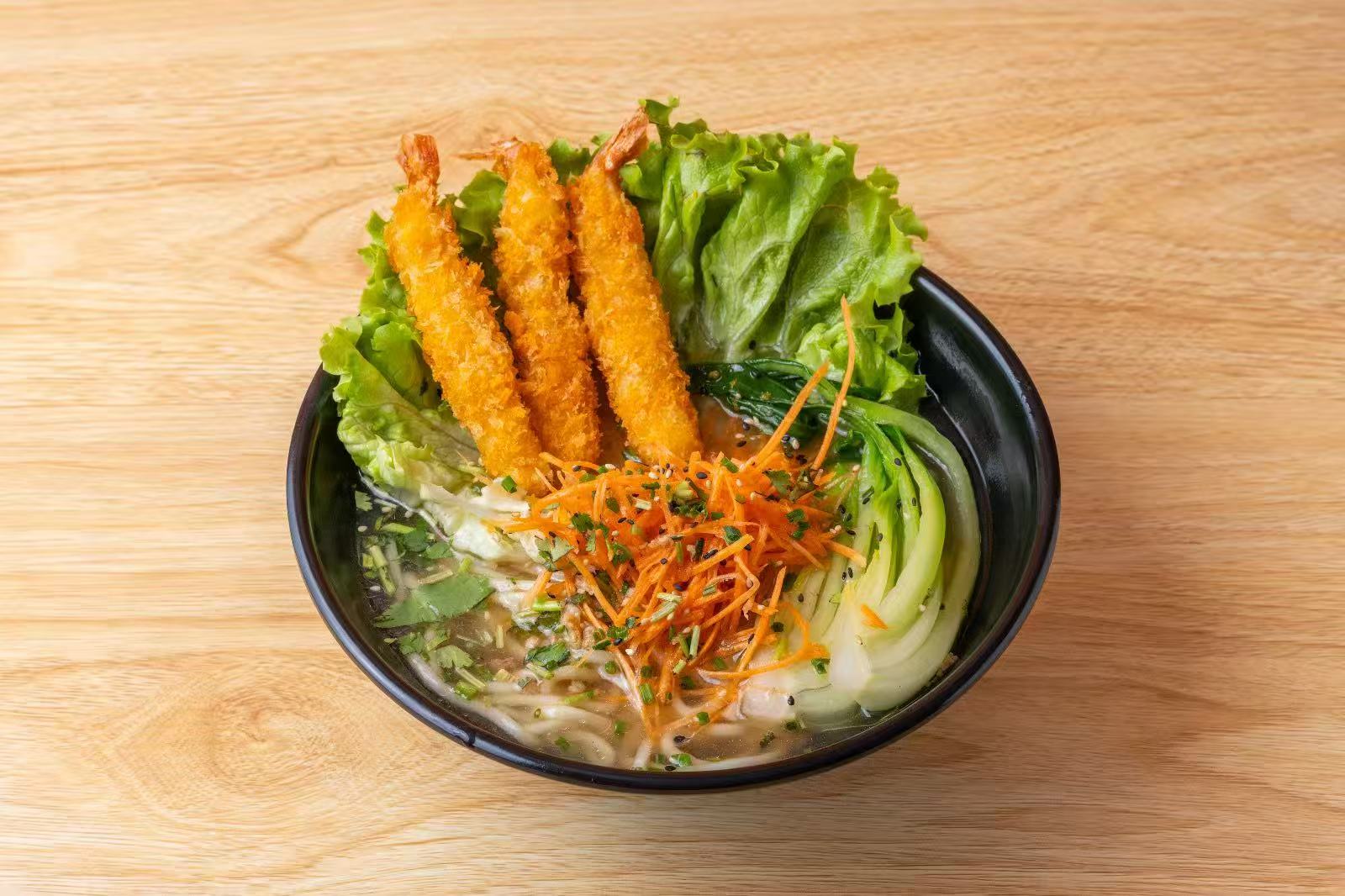 Bouillon aux tempura de crevettes avec salade et bok choy