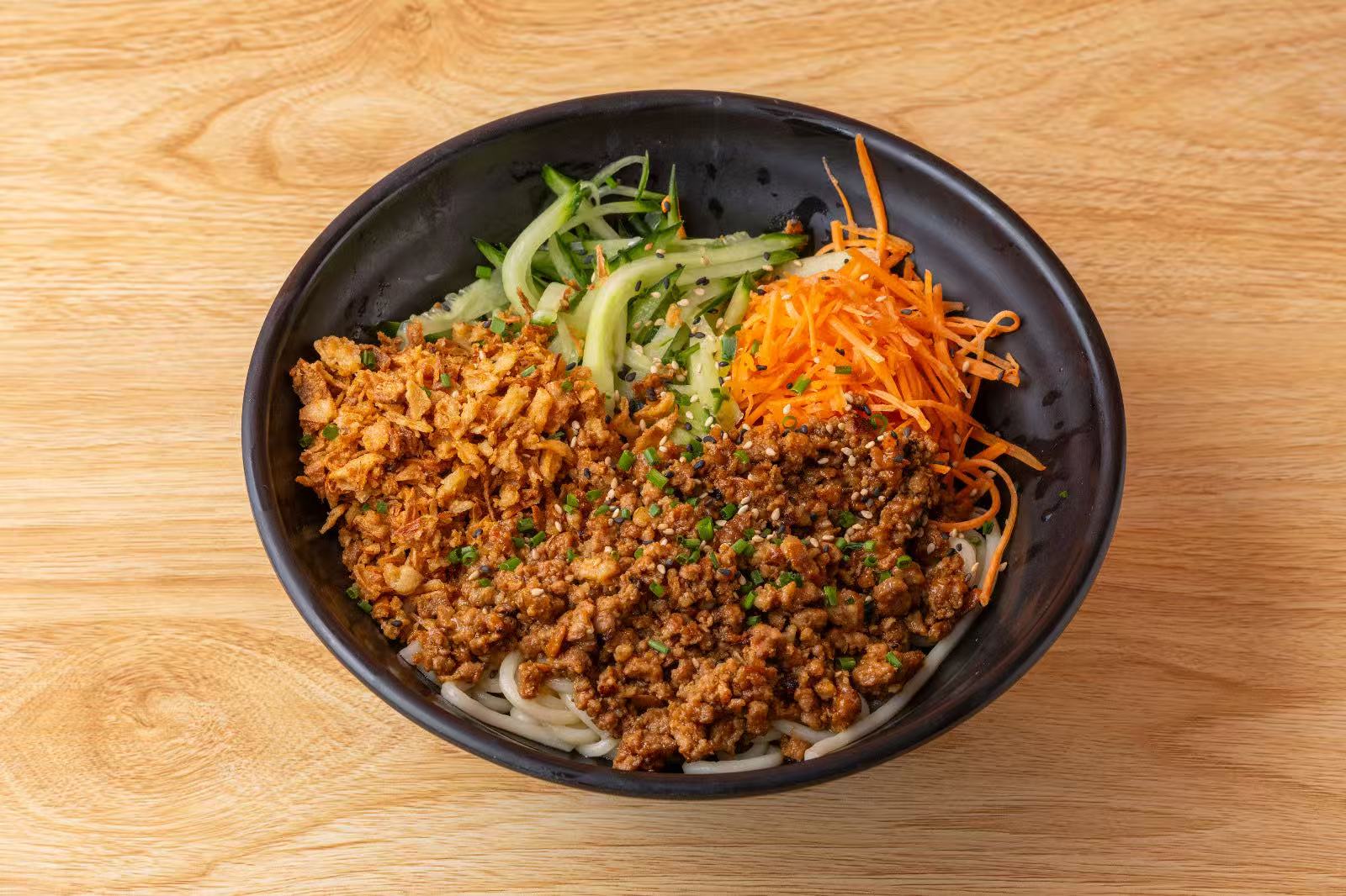 Dan dan mian aux nouilles avec viande hachée et concombre